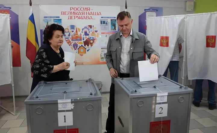 Юрий Слюсарь со своей мамой. Фото donland.ru