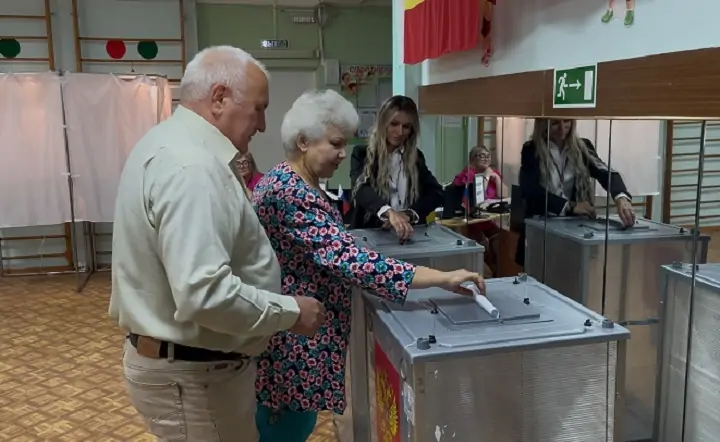 Юрий Климченко голосует вместе с супругой. Фото телеканала «Дон 24»
