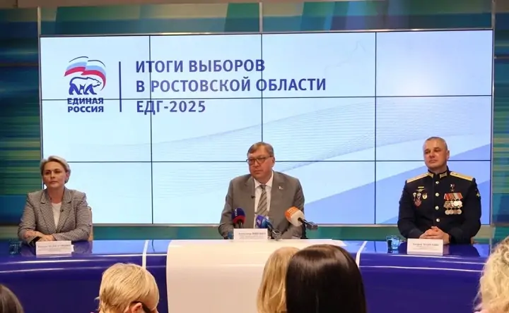 Александр Ищенко (в центре) подводит итоги прошедших выборов. Фото Марины Назаренко