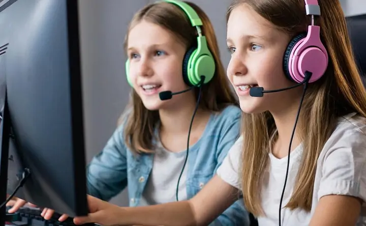 Подростки. Фото сгенерировано нейросетью Giga Chat