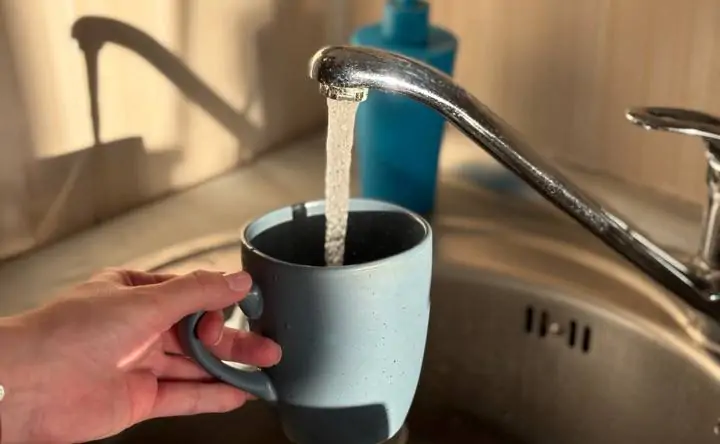 Вода из крана. Фото donnews.ru
