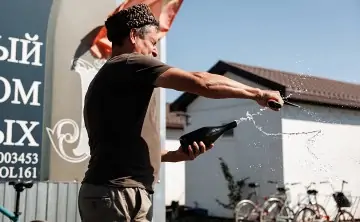 Откупоривание бутылки по-казачьи. Фото Евгения Чистякова