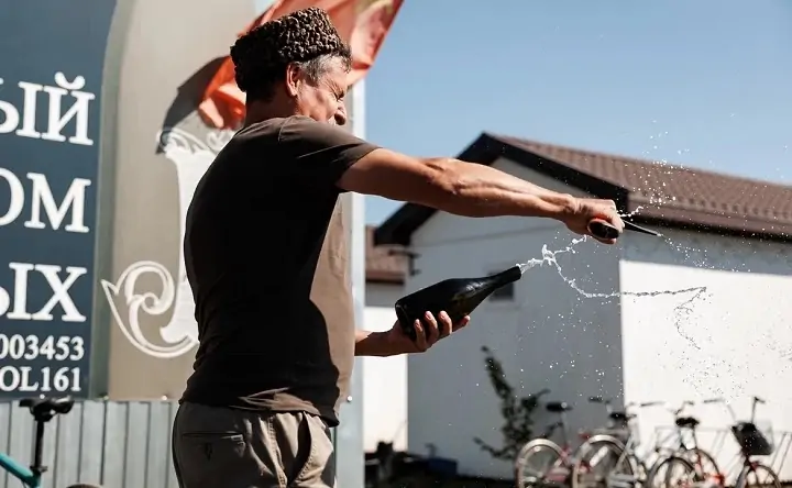 Откупоривание бутылки по-казачьи. Фото Евгения Чистякова