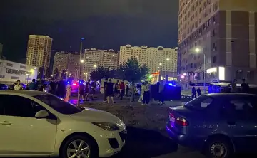 Обстановка близ пострадавшего жилого дома в Левенцовке ночью. Фото donnews.ru