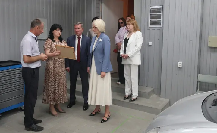 Игорь Гуськов (третий слева) и Виктория Абрамченко (в центре) во время посещения будущего кластера. Фото donland.ru