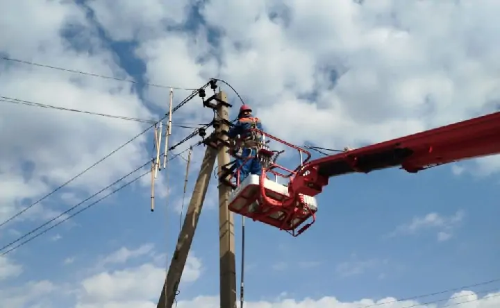 Работа на сетях. Фото "Донэнерго"