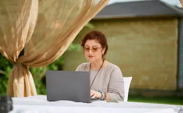 Женщина с ноутбуком. Фото предоставлено пресс-службой ПАО «МегаФон»