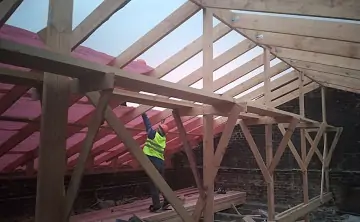 Ремонт кровли. Фото пресс-службы администрации Ростова