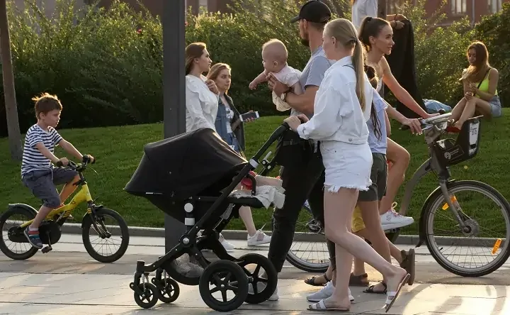 Семья. Фото Дмитрия Коробейникова, ТАСС