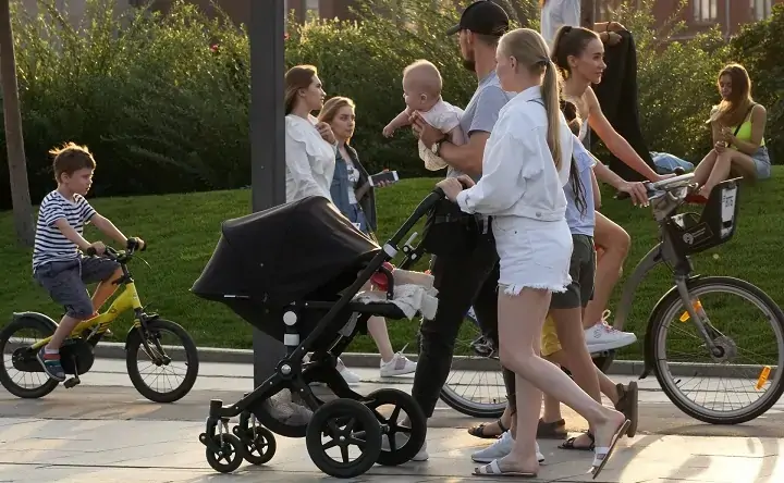 Семья. Фото Дмитрия Коробейникова, ТАСС