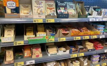 Сыры на полке в магазине. Фото donnews.ru