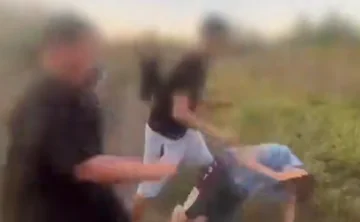 Момент избиения. Скриншот из видео в соцсетях