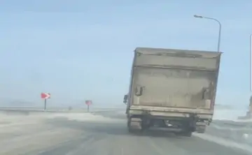 Из-за сильного ветра машины заносит на трассе. Фото пресс-службы региональной Госавтоинспекции