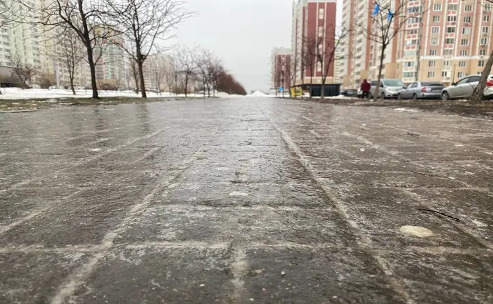 Тротуары Ростова обледенели. Фото donnews.ru