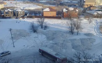 На Орбитальную улицу привозят грязный снег. Фото из Telegram-канала «Тютина»