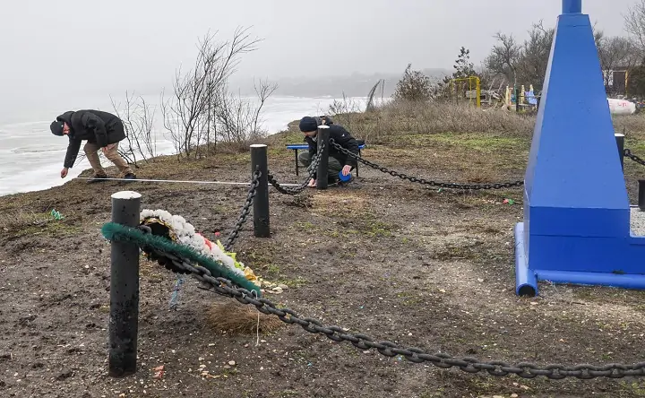 Часть берега вблизи памятника Красному Десанту обвалилась. Фото Олега Хорошева, ЮНЦ РАН