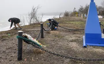Часть берега вблизи памятника Красному Десанту обвалилась. Фото Олега Хорошева, ЮНЦ РАН