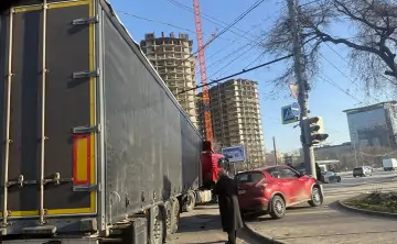 ДТП на проспекте Стачки. Фото из Telegram-канала газеты «Молот»