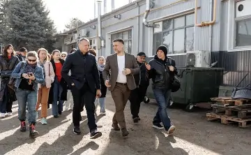 Директор производства «Чебоко» рассказывает о работе предприятия. Фото Евгения Чистякова