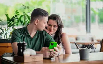 Пара со смартфоном, фото предоставлено ПАО «Мегафон»