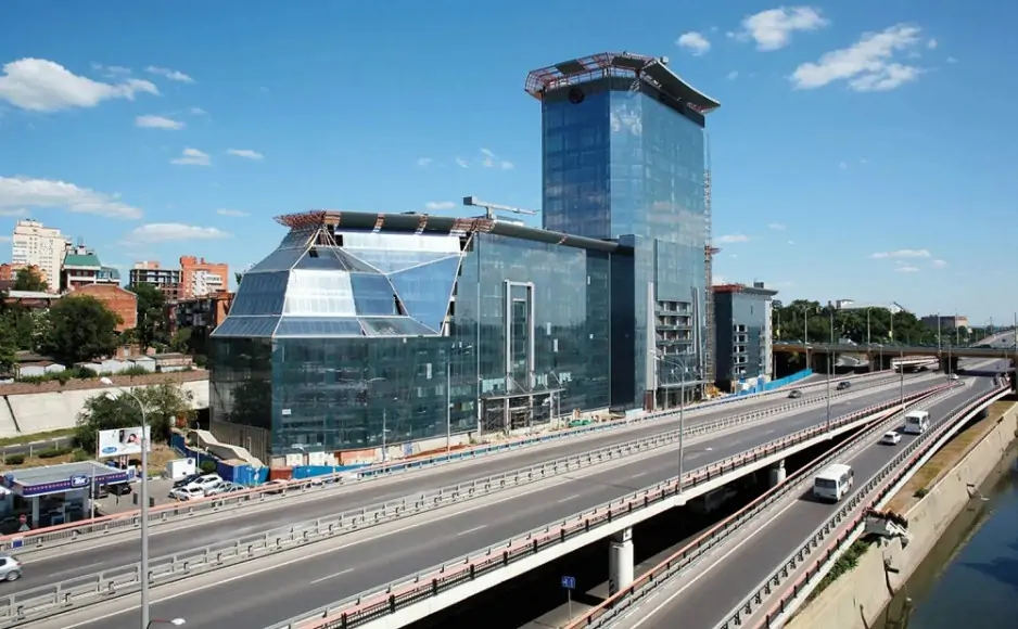 Стройка остановилась больше 10 лет назад. Фото sheratonrostov-don.ru.