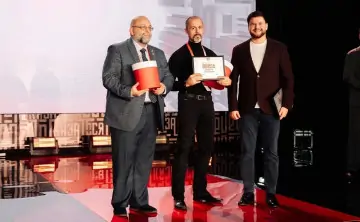 Олег Овчаренко (в центре) в 2025 года победил в Всероссийском конкурсе наставников. Фото Ростовпатриотцентр.