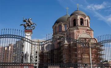 Горожане потребовали заменить табличку на стеле. Фото храма Святого Георгия Победоносца
