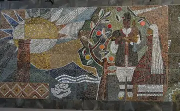 Панно демонтировали со стены аварийного здания. Фото пресс-службы администрации Ростова
