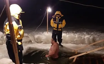 Мужчина окунается в проруби. Фото donland.ru