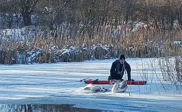 Спасение лебедя на льдине. Фото "Ростовской областной поисково-спасательной службы"