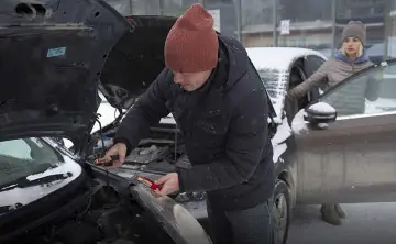 Прикуривание автомобиля. Фото ТАСС, Кирилл Кухнарь