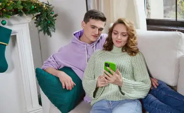 Пара со смартфонами. Фото ПАО «МегаФон»