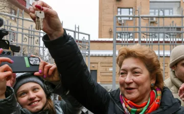 Адвокат Полины Лурье с ключами от бывшей квартиры Ларисы Долиной  (Фото Сергея Карпухина / ТАСС)