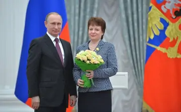 Награждение Елены Викторовны Нечитайловой. Фото из Telegram-канала заместителя губернатора Ростовской области Андрея Фатеева.