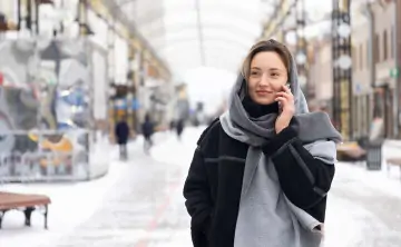 Девушка со смартфоном. Фото предоставлено ПАО «МегаФон»