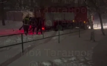 Жители Таганрога выталкивают пожарную машины. Фото telegram-канала Moй Таганрог