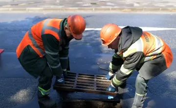 Ремонт ливнёвки. Фото Евгения Биятова, РИА Новости