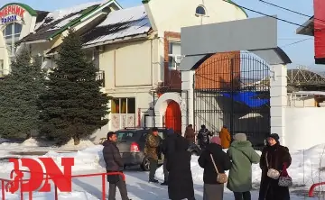 Торговцы у закрытых ворот «Первого Темера». Фото donnews.ru