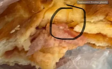 Булочка с якобы личинкой. Фото из telegram-канала "Ростов Главный"