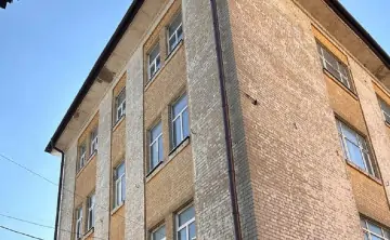 В лот входит пятиэтажное кирпичное здание. Фото torgi.gov.ru