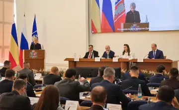 В 2025 году помощь получили 1810 семей — на эти цели направили 326,9 млн рублей. Фото гордумы Ростова