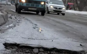 Яма на дороге. Фото Константина Чалабова, РИА Новости