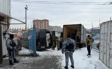 Торговцы вывозят товары. Фото пресс-службы УФССП по Ростовской области.