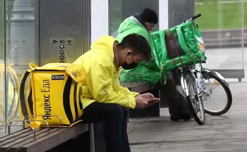 Курьеры-мигранты. Фото Станислава Красильникова, ТАСС