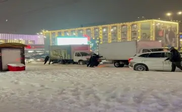 Грузовики застряли в снегу в Ростове. Фото donnews.ru