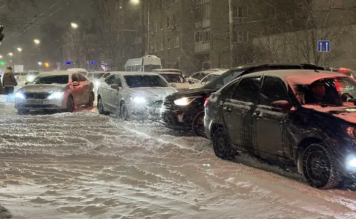 Машины буксуют в снегу. Фото donnews.ru