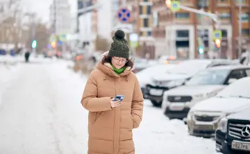 Девушка со смартфоном. Фото предоставлено Yota