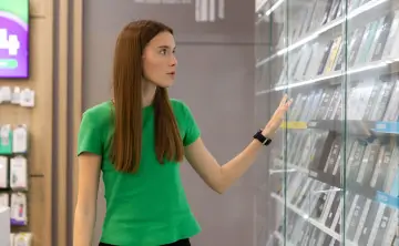 В салоне сотовой связи. Фото предоставлено ПАО «МегаФон»