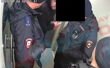 Нападавший и полицейские. Скриншот из видео donday.ru