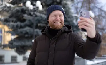 Мужчина со смартфоном. Фото предоставлено ПАО «МегаФон»